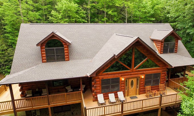 Gatlinburg - Pigeon Forge Cabin | 2025 Discounts Available! - Private Hot Tub Room, Game Room, Hot Tub, Secluded