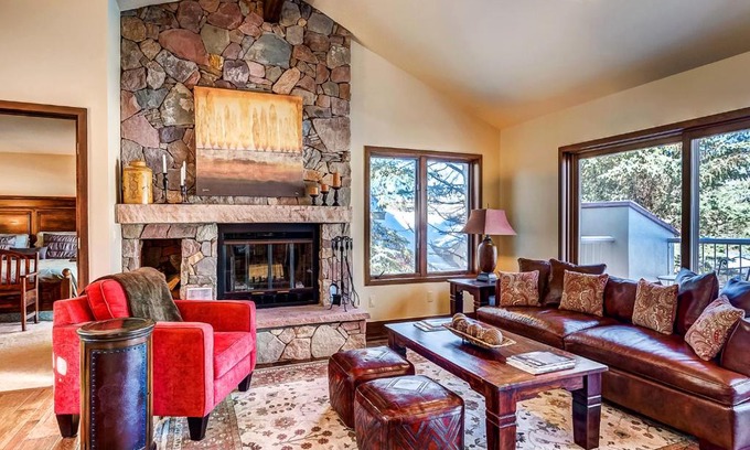 Edwards Villa | 203 Arrowhead Drive
