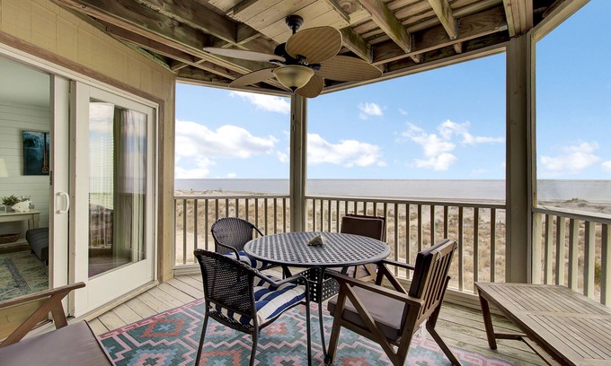 Isle of Palms Apartment | 204 B Port O Call by AvantStay | Beachfront Condo!