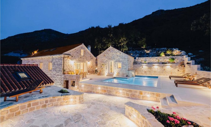 Popovici House | 205 m² House ∙ 7 bedrooms ∙ 14 guests