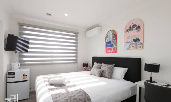 Brunswick East Hotel | 206 Modern King Room w/Private Ensuite Fast WiFi Hotel-Grade Linen 24/7 Security Near Tram 18 Mins to CBD