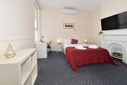 Carlton South House | 206DR2 & 3 - Large Rooms in Carlton 2BR Apt! AC, Smart TV, Pkg!