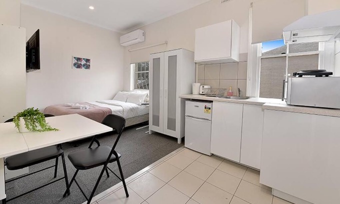 Carlton South Apartment | 206DR7 - Great Studio Apt in Carlton! AC, Smart TV, Pkg