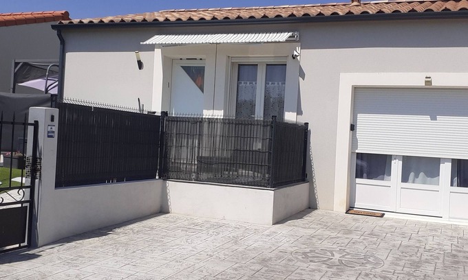 Sigean Apartment | 21 m2 room at the foot of the vineyards, beach 5kms away, all shops, quiet residence