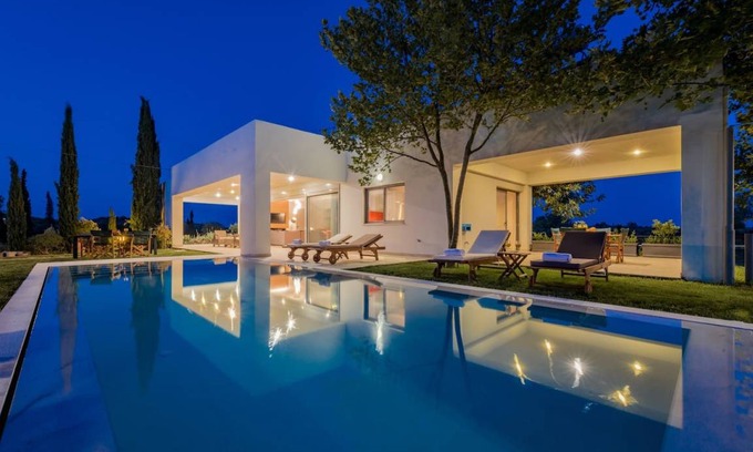 Romirion Villa | 210 m² Villa ∙ 5 bedrooms ∙ 15 guests