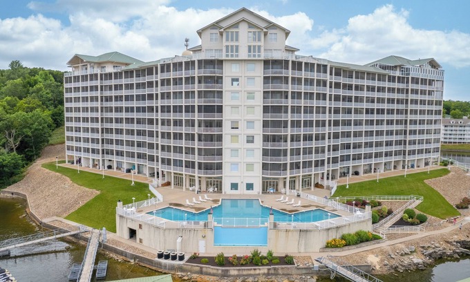 Kaiser Condo | 2110 Towers Beautiful Condo! Quiet! Elevators, indoor/outdoor pools. Free Wifi