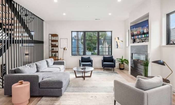 German Village Apartment | 214 m² Apartment ∙ 3 bedrooms ∙ 8 guests