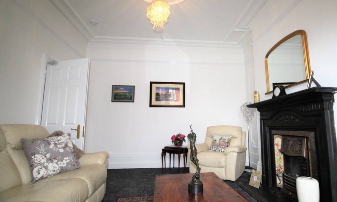 Heaton House | 215 m² House ∙ 5 bedrooms ∙ 9 guests