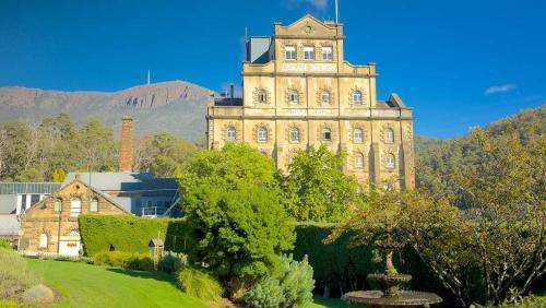 South Hobart House | 216 m² House ∙ 2 bedrooms ∙ 4 guests