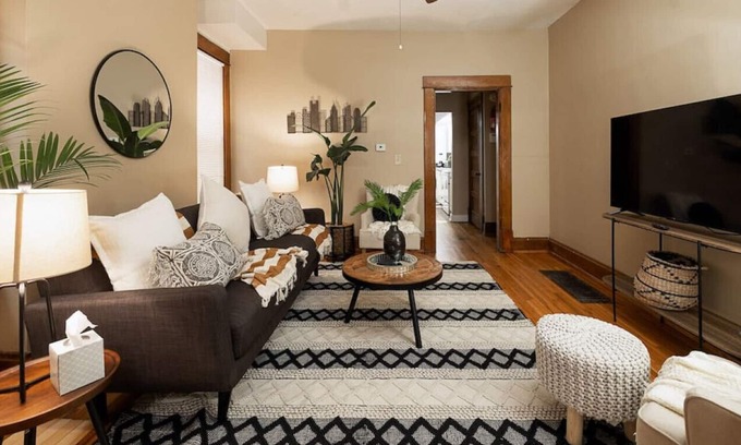 Old North Columbus House | 2174 Summit · Spacious Sanctuary, HUGE 5 BED centrally located