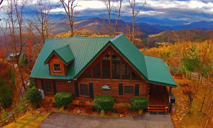 Black Bear Falls Cabin | 218 m² Cabin ∙ 5 bedrooms ∙ 22 guests