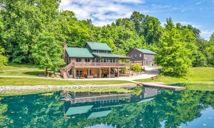 Ava Cabin | 22-Guest Retreat | Spa, Theater, Nature, Games