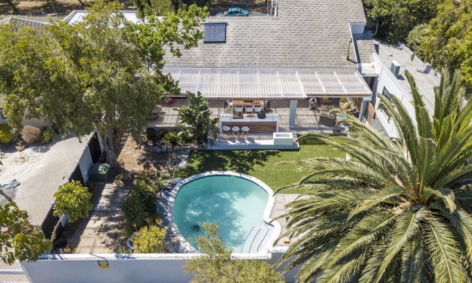 Plumstead House | 220 m² House ∙ 3 bedrooms ∙ 8 guests