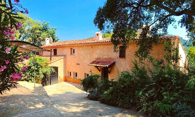 St. Jean de l’Esterel Villa | 220 m² villa with 4 suites, 4 bathrooms and stunning views of the Esterel