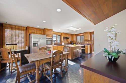 Avalon House | 221W 221 Whittley