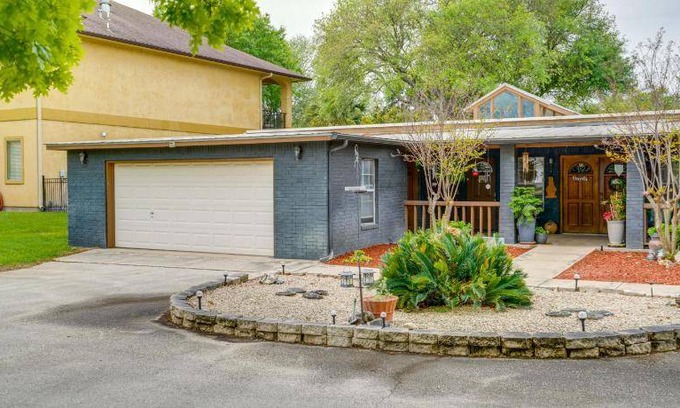 McQueeney House | 223 m² House ∙ 3 bedrooms ∙ 8 guests