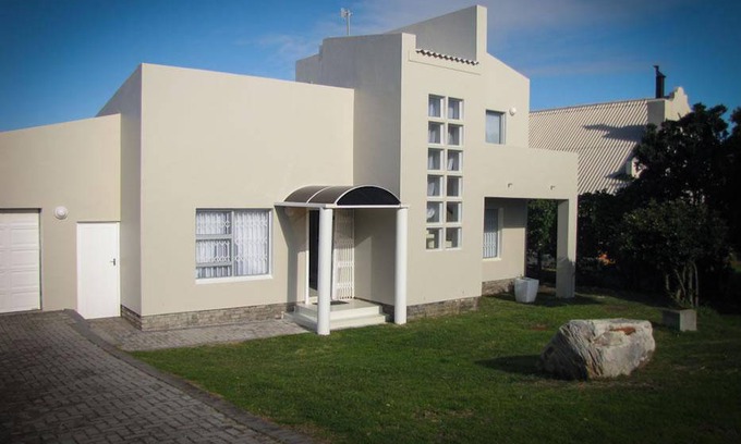 Sandbaai House | 229 m² House ∙ 2 bedrooms ∙ 127 guests