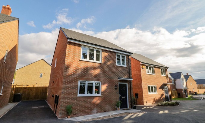 Exhall House | 23 MOAT HOUSE CLOSE, family friendly, with a garden in Bedworth