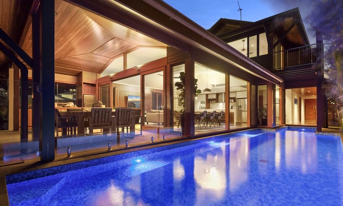 Airlie Beach House | 23 The Cove - 5 Bedroom, Whitsunday Waters Edge Luxury Holiday Home.