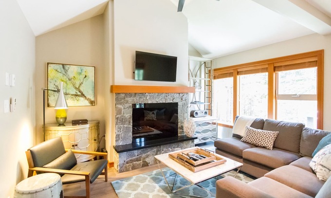 Blackcomb House | #23 Treeline - Ski Home, Woodland setting, Shared Hot Tub, Free Shuttle & Free Wifi