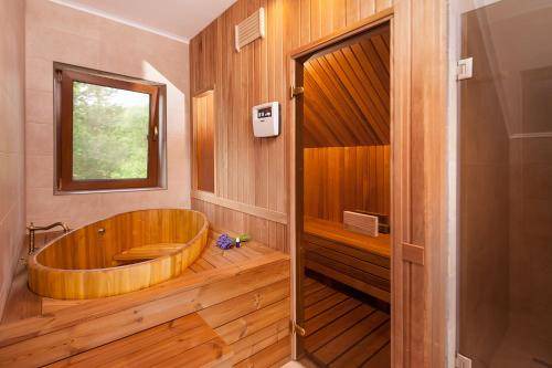 Valea Tirnei Cabin | 230 m² Lodge ∙ 4 bedrooms ∙ 20 guests