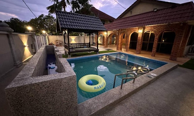 Kawasan Perindustrian Chendering House | 232 m² House ∙ 3 bedrooms ∙ 9 guests