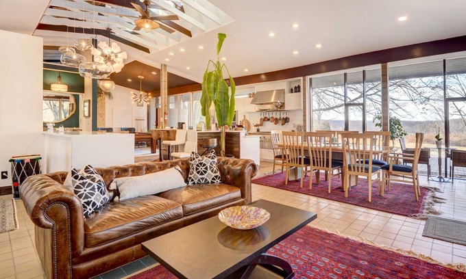 West Friendship House | 232 m² House ∙ 4 bedrooms ∙ 9 guests