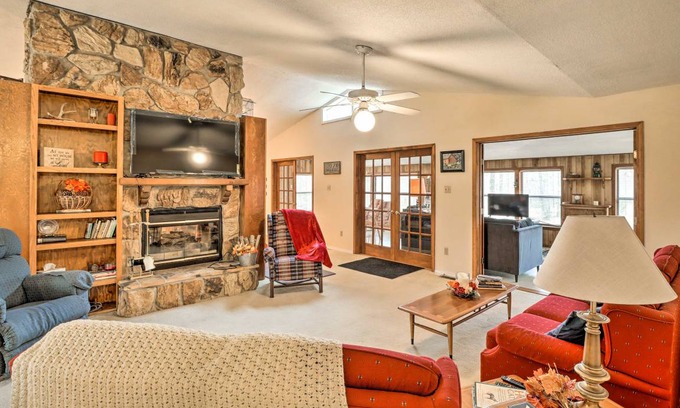 Poplar Bluff House | 237 m² House ∙ 2 bedrooms ∙ 4 guests