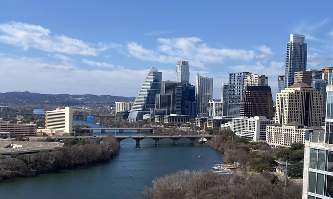 Rainey Street Historic District Condo | 23rd floor corner condo w/scenic sunset & lake-view balcony - rooftop pool & gym