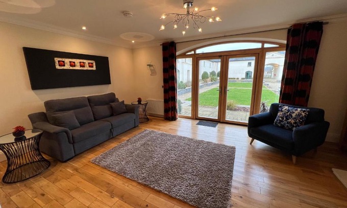 Enniskillen House | 24 Castle Hume Court Holiday House