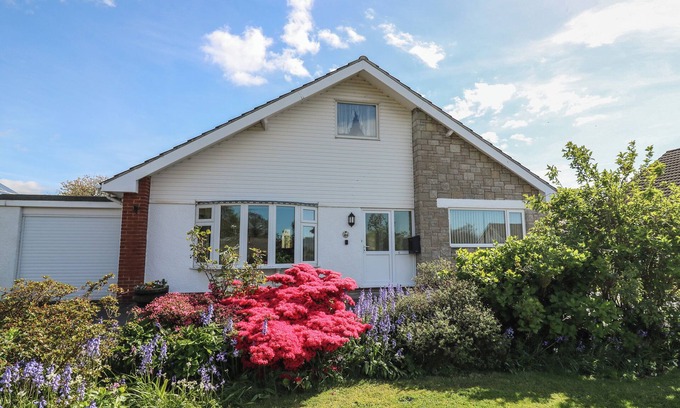 Bryn-crug Cottage | 24 DOLITHEL, family friendly, character holiday cottage in Tywyn