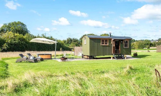 Bronllys Cabin | 24 m² Lodge ∙ 2 guests