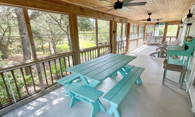 Ocracoke House | 24 Pompano Place: Nice secluded location, short way from the village.