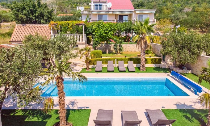 Kastel Gomilica Villa | 240 m² Villa ∙ 7 bedrooms ∙ 14 guests