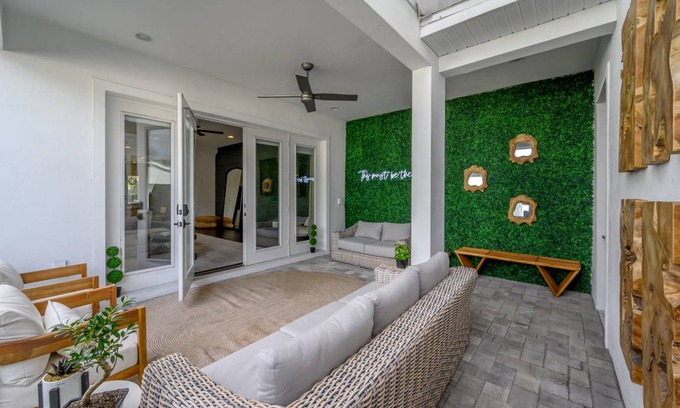 Courier City - Oscawana House | 241 m² House ∙ 4 bedrooms ∙ 10 guests