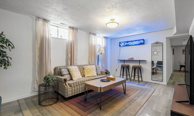 Forest Lawn House | 2428L-KingBed/3BR/Sleep8/Quiet/Family/Full Kitchen