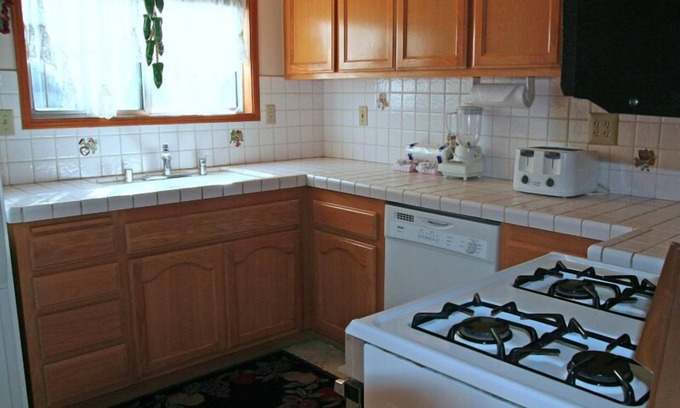 Avalon House | 242CL: Budget-friendly Catalina Cottage + Vaulted Ceilings + Front Porch