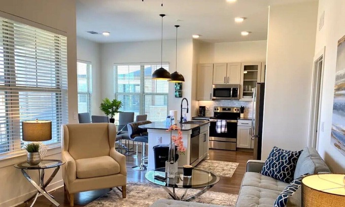 Dallas Apartment | 25% OFF Luxury 2BD, Pool, Scenic Views - Grapevine