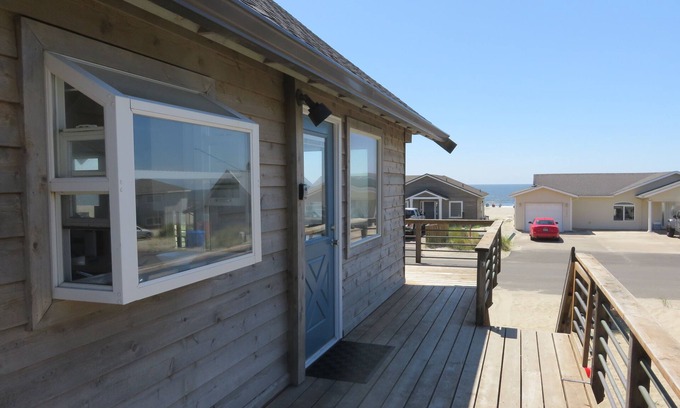 Kiwanda Shores House | 25 Steps to Beach! Bright & Stylish Beach Cottage