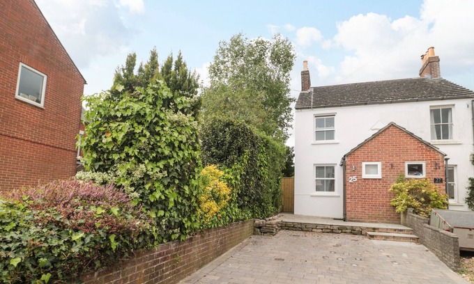 New Forest District Cottage | 25 WATERLOO ROAD, pet friendly, with open fire in Lymington
