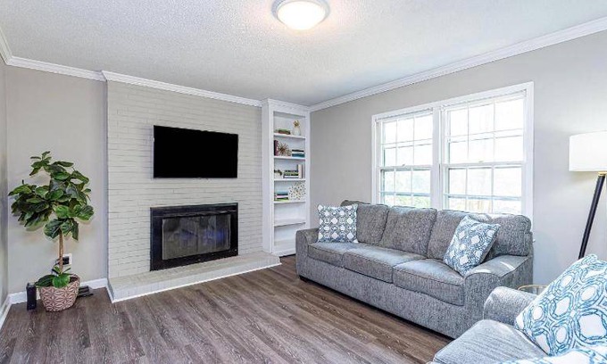 North Raleigh House | 250 m² House ∙ 3 bedrooms ∙ 7 guests