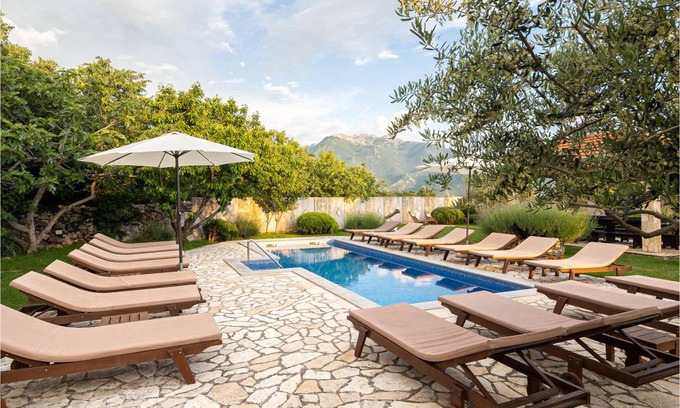 Sestanovac House | 250 m² House ∙ 6 bedrooms ∙ 18 guests