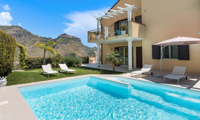Taormina Villa | 250 m² Villa ∙ 4 bedrooms ∙ 9 guests