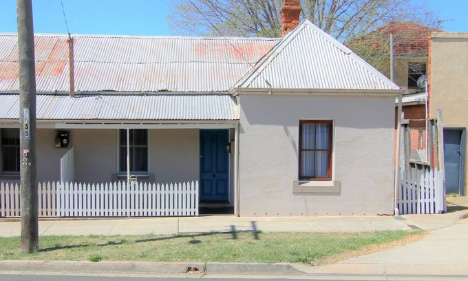 Bathurst House | 250 William - Bathurst NSW 3 Bedrooms close to Mount Panorama and the CBD