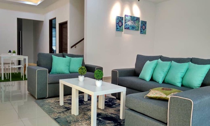 Batu Pahat House | 2500 m² House ∙ 4 bedrooms ∙ 14 guests