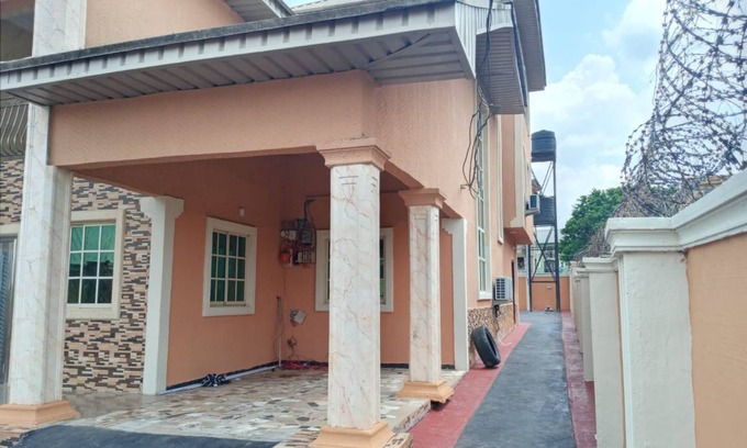 Benin City House | 255 m² House ∙ 6 bedrooms ∙ 12 guests