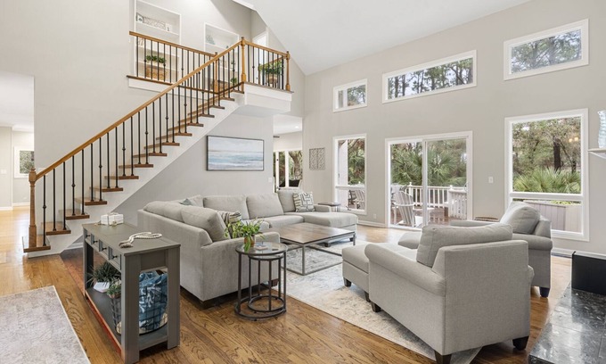 Vanderhorst Plantation House | 256 Governors: 4BR Vanderhorst Home, Screened Porch, Bike to Beach, Gear Credit