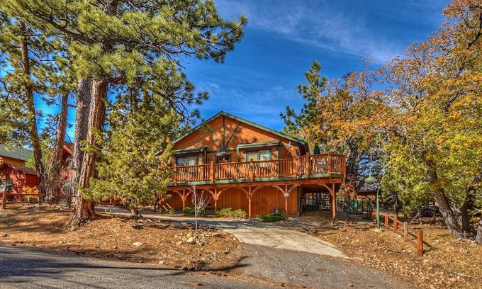 Upper Moonridge Cabin | 256 m² Cabin ∙ 4 bedrooms ∙ 10 guests