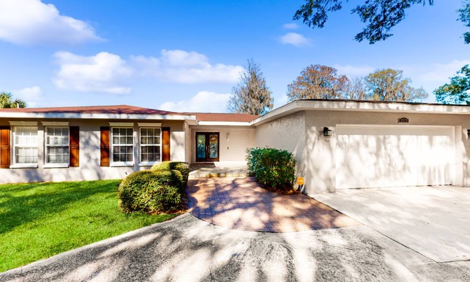 Bearss Plaza House | 256 m² House ∙ 4 bedrooms ∙ 10 guests