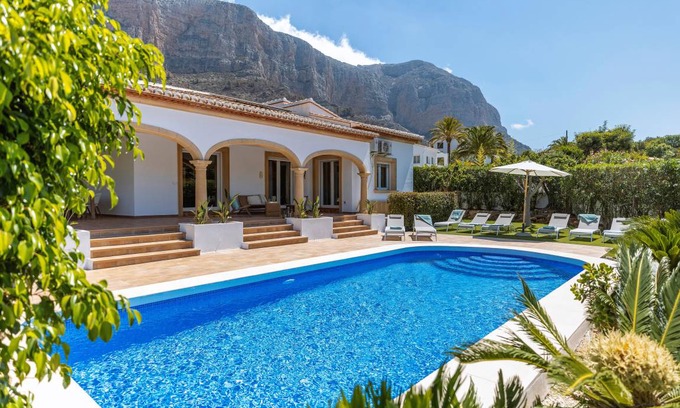 Ermita House | 267 m² House ∙ 4 bedrooms ∙ 8 guests